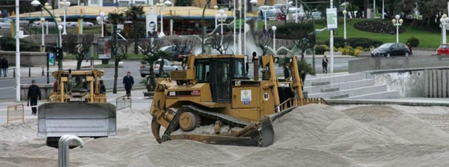 Las excavadoras reponen las dunas de protección en la playa de Riazor