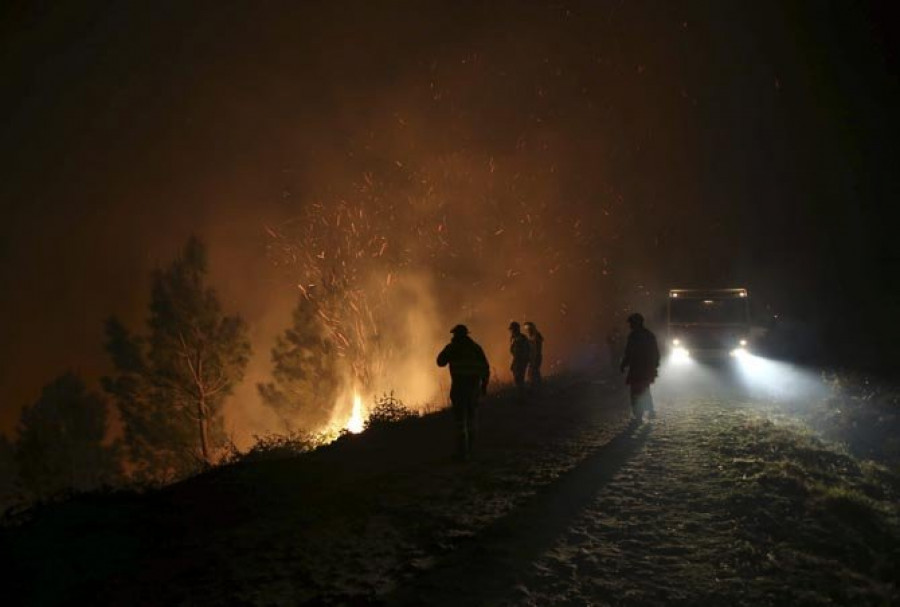 Extinguido un incendio con tres focos tras calcinar 16,9 hectáreas en Boiro