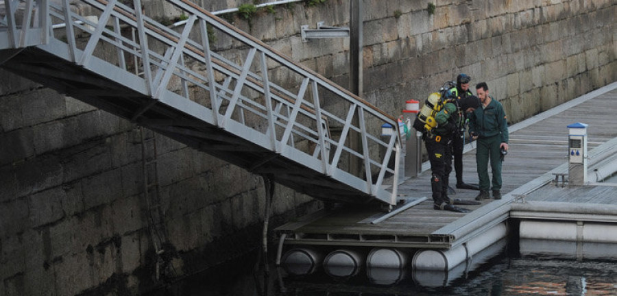 Los buzos de la Guardia Civil buscan en las aguas del puerto al joven desaparecido el jueves