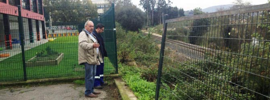 La valla que impide acceder a la vía del tren en A Barcala vuelve a estar rota