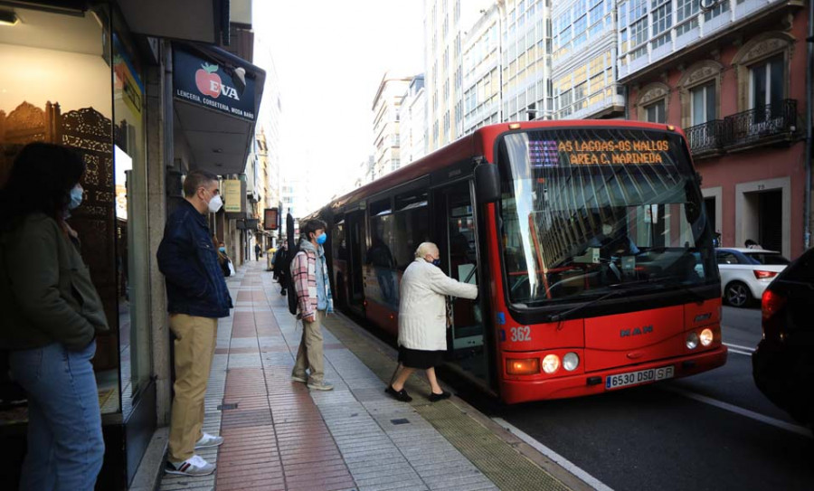 A Coruña mantiene el plan de refuerzo de buses a pesar del cambio de norma