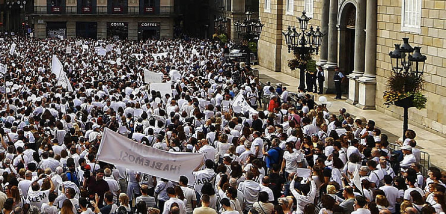 Concentraciones de blanco y sin banderas reclaman diálogo para resolver el conflicto en Cataluña