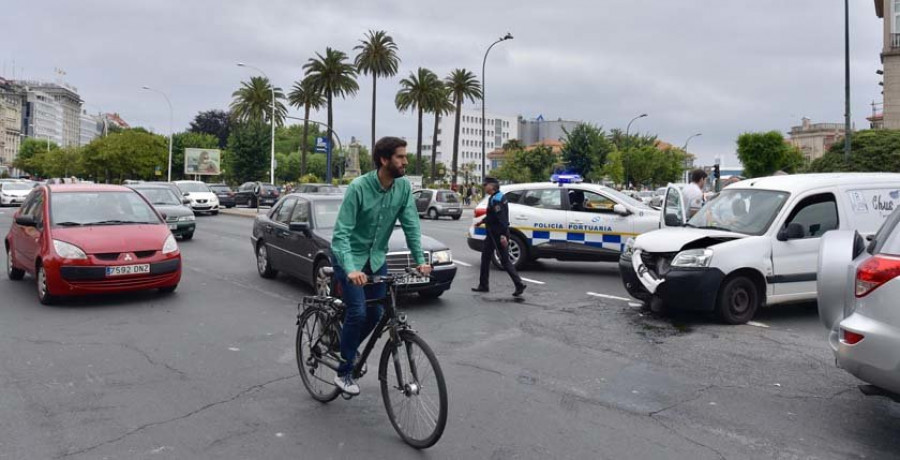 Una colisión en la plaza de Ourense obliga a cerrar el túnel de La Marina