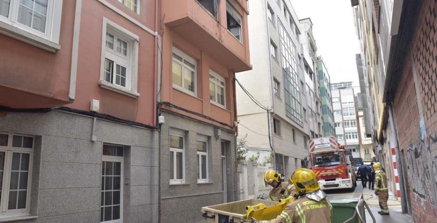 Un joven resulta intoxicado al arder su piso de Agra do Orzán