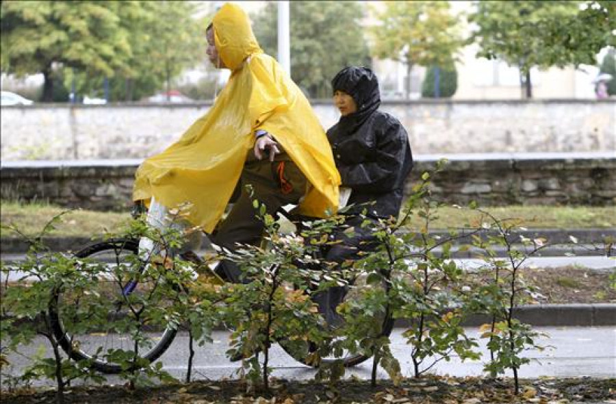 La fuerte lluvia activa alertas y causa desbordamientos de ríos en Euskadi