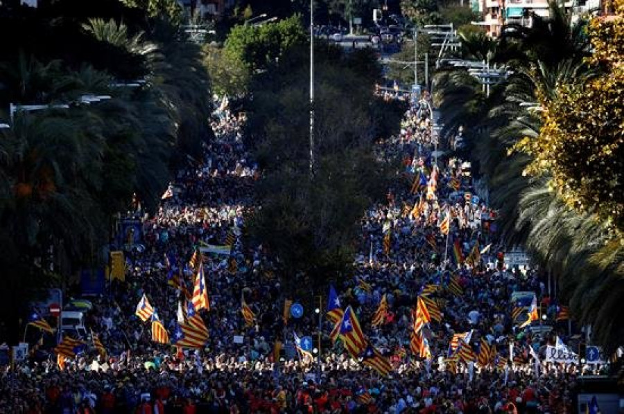 Miles de personas se manifiestan en Barcelona contra la sentencia del procés