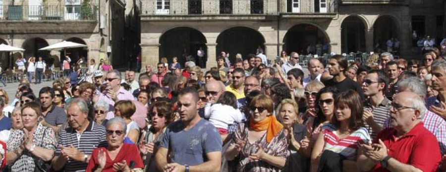 Cientos de ourensanos se concentran como muestra de apoyo a Rodríguez
