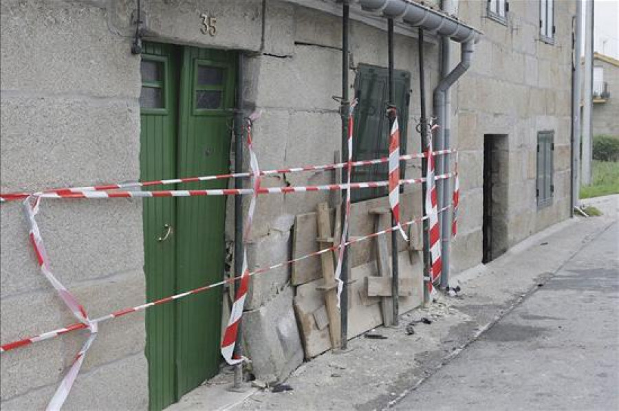 Herido grave un hombre que estrelló su taxi contra una vivienda en Pontevedra