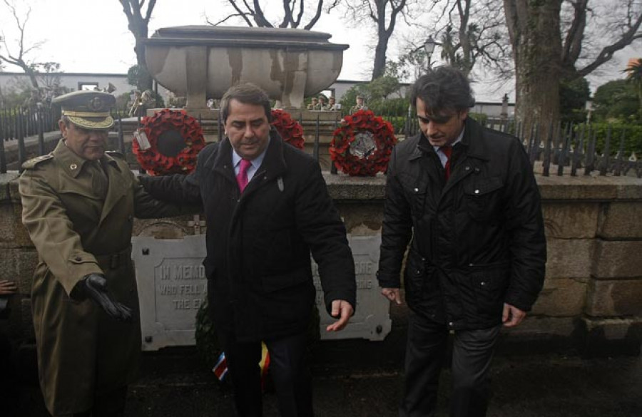 Flores y medallas para recordar al “coruñés que salvó Laredo”