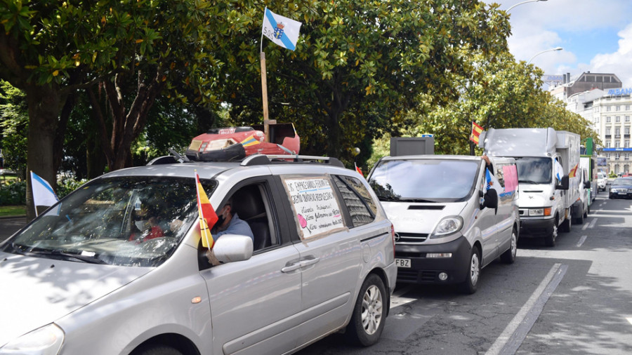 Una caravana de feriantes recorre la ciudad para exigir al Gobierno medidas para su sector