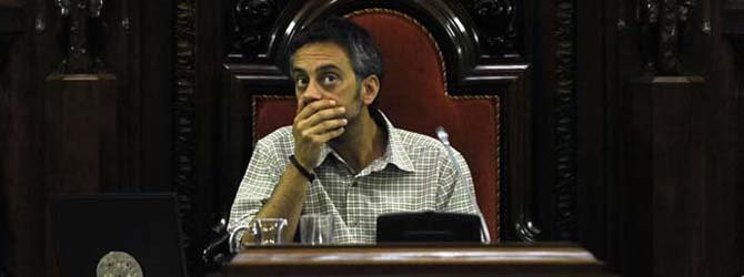 Las vacaciones del alcalde y las dudas sobre su gestión incendian el pleno