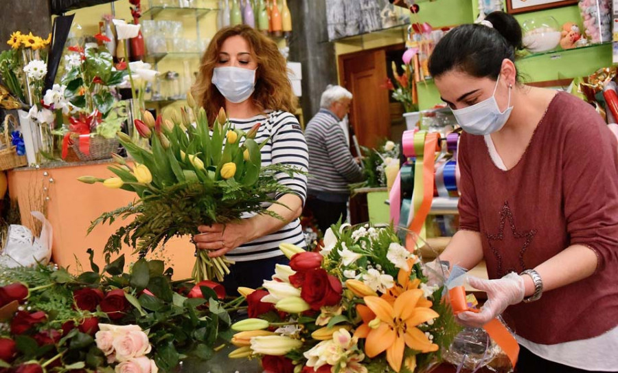 Las flores llenan las casas en un Día de la Madre celebrado en la distancia