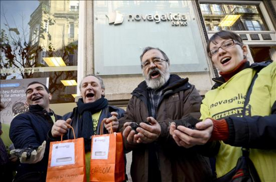 La Policía impide que afectados por las preferentes se encierren en el Ayuntamiento de Sanxenxo