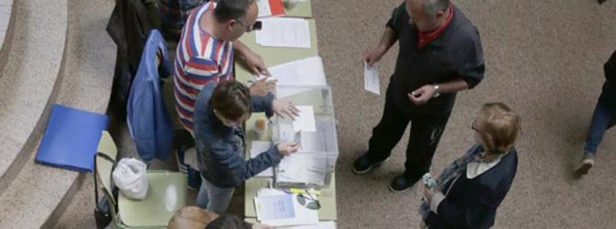 Un colexio electoral da Coruña abrirá ata as 20,30 horas tras arrancar con atraso