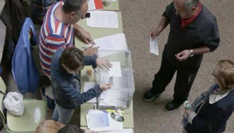 Un colexio electoral da Coruña abrirá ata as 20,30 horas tras arrancar con atraso