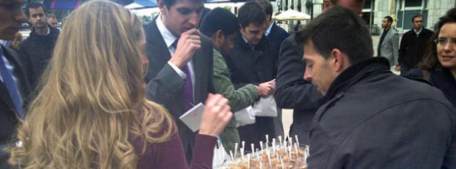 A Coruña se vende   en Londres a base de invitar a tapas a los brokers en plena calle