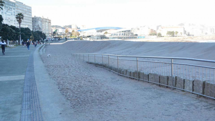 Las fuertes mareas entierran en arena  los accesos a la  playa de Riazor