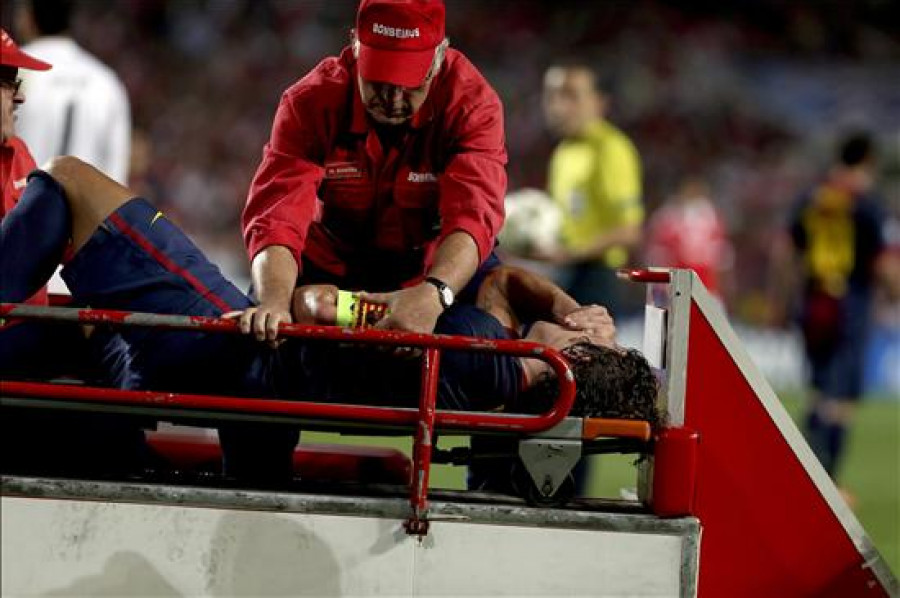 Puyol estará dos meses de baja por una luxación en el codo