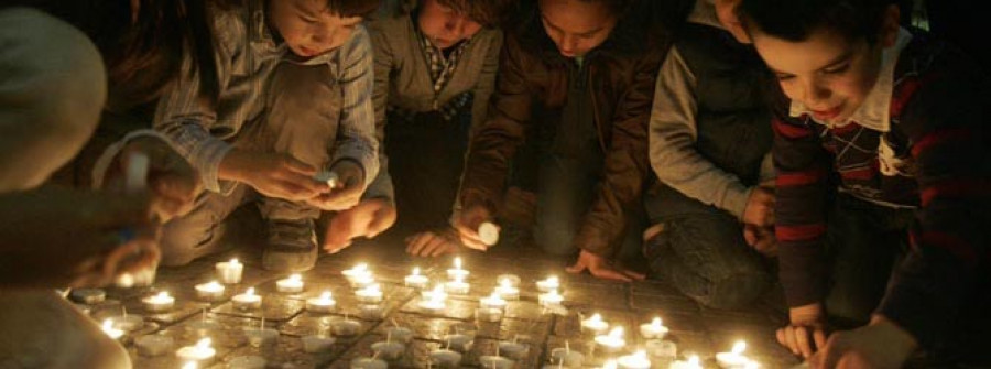 Las velas sustituyen a la electricidad en la hora del planeta en María Pita