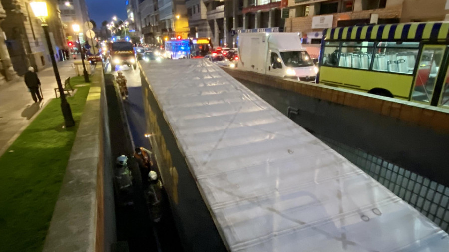 Un tráiler atascado 
en el túnel de Juana de Vega provoca grandes retenciones