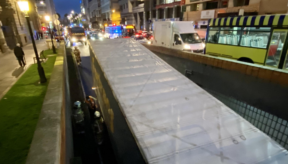 Un tráiler atascado 
en el túnel de Juana de Vega provoca grandes retenciones