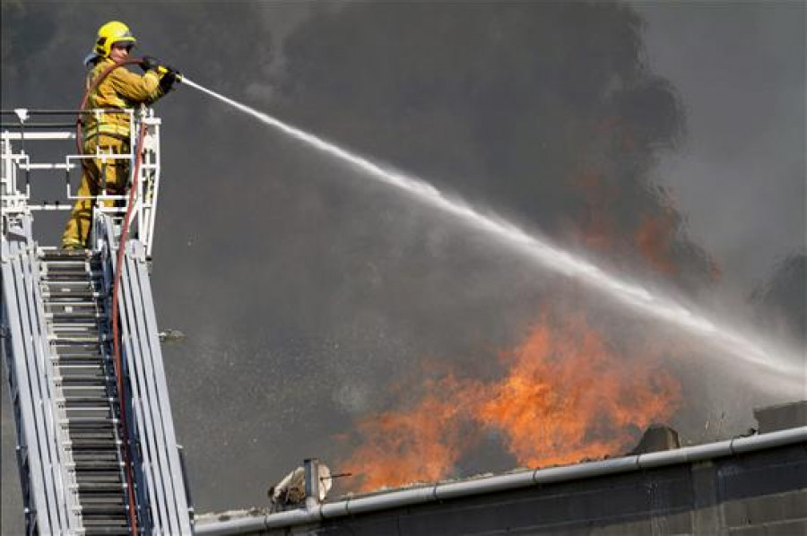 Tres de los heridos en la nave incendiada en Barro reciben el alta médica