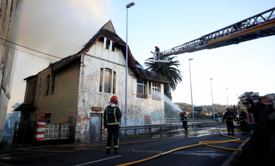 Un espectacular incendio devora una casa centenaria  y cierra el tráfico en A Pasaxe