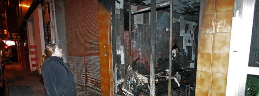 Un incendio en un local comercial con okupas crea alarma en O Ventorrillo