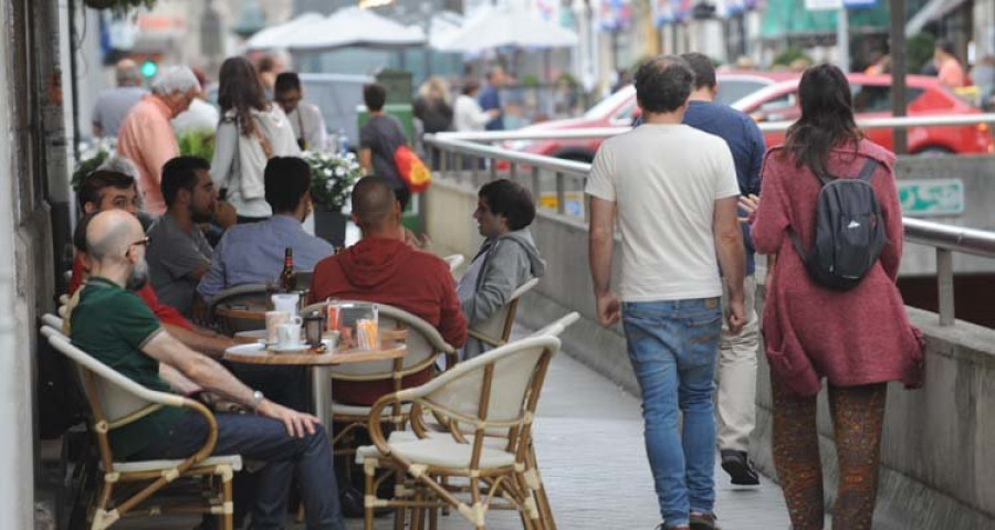 Los barrios exigen a la Marea que regule las terrazas de toda la ciudad tras actuar en el centro