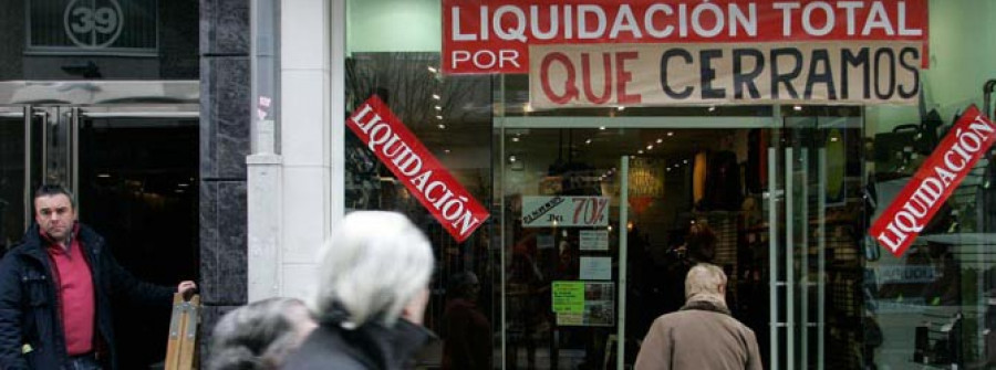 El cierre de tres tiendas ahoga aún más el tejido comercial de la calle de Barcelona
