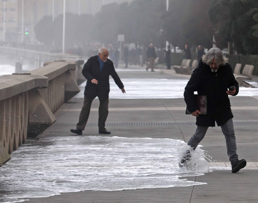 Aviso naranja mañana por olas de hasta 7 metros en la costa de A Coruña y Lugo