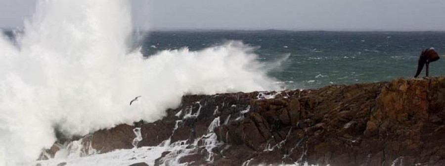 La alerta roja en el mar concluye sin incidentes graves en el litoral coruñés