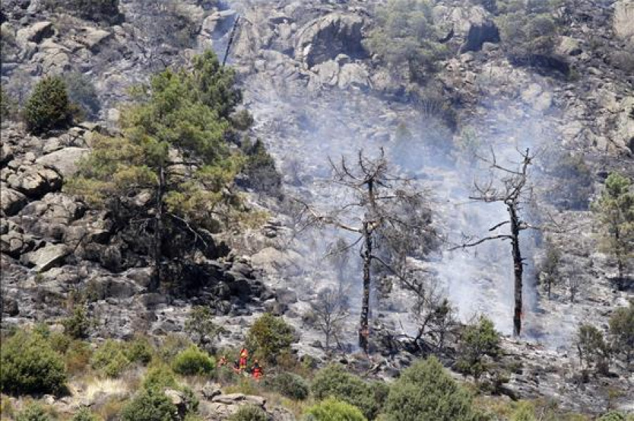 Unas 180 personas han trabajado esta noche en la zona quemada en la Sierra madrileña