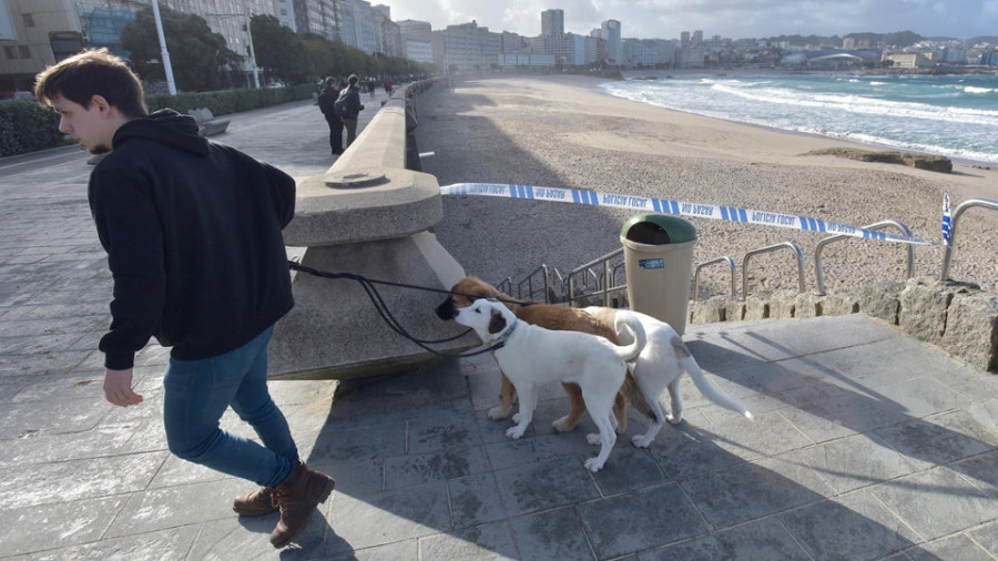 Los arenales coruñeses seguirán cerrados hasta el domingo por la alerta naranja