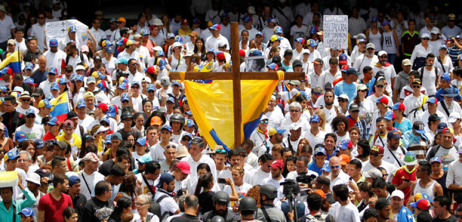 La policía venezolana permite el paso de la marcha opositora  en recuerdo de las víctimas