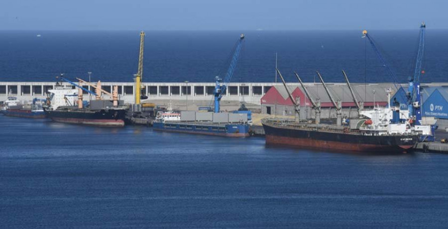 Seis buques mercantes coinciden realizando diversas operaciones en el Puerto Exterior