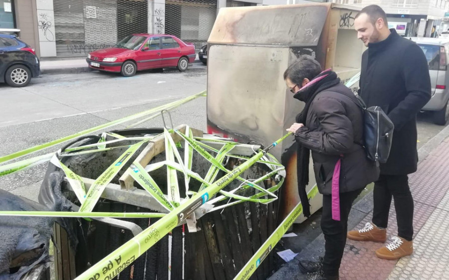 Arden de madrugada dos contenedores  en la calle de Alcalde Marchesi