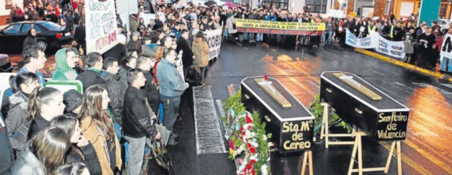 Medio millar de personas muestra en Coristanco su rechazo a la mina de oro