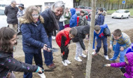 Los alumnos del Fernández Latorre plantan varios árboles