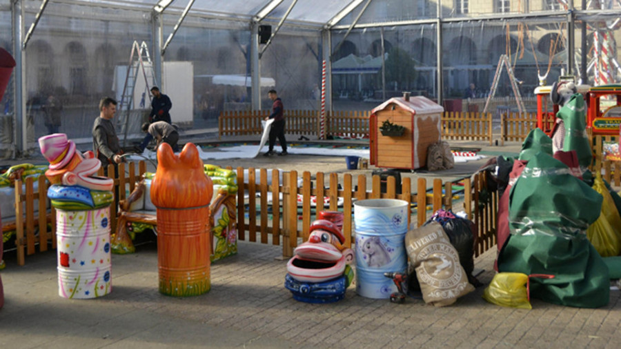 Los coruñeses duplican el número de regalos donados en la Casa dos Xoguetes instalada en la  plaza de María Pita