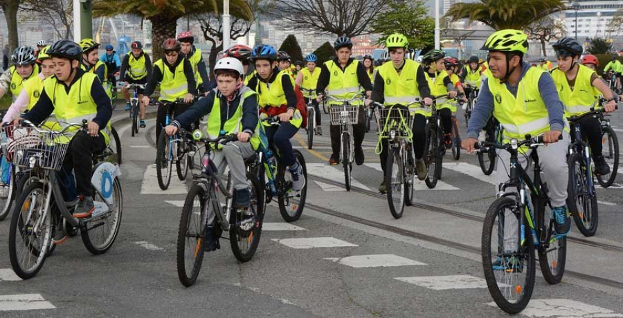 Más de cien escolares del IES Monelos pedalean por la ciudad en el Día de la Bicicleta