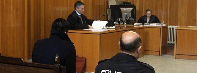 El acusado de abusar de una octogenaria de su edificio alega que solo se masturbó