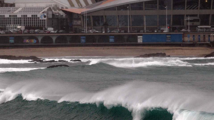 La ciudad pasa una jornada tranquila pese a la alerta naranja en la costa y el fuerte viento