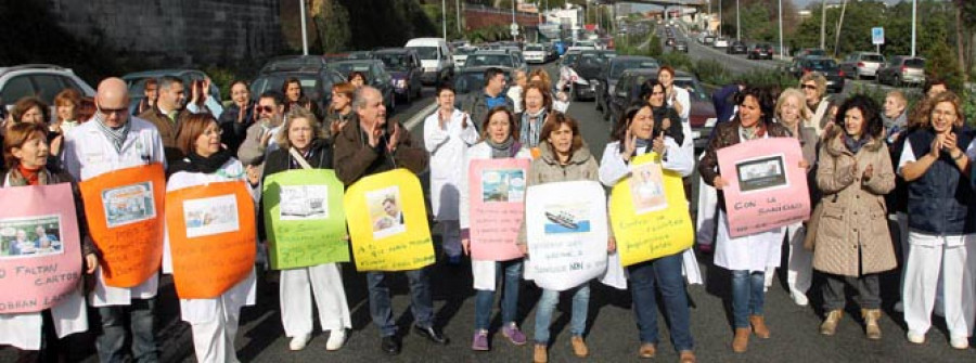 El personal sanitario coruñés inaugura  un mes de protestas contra los recortes