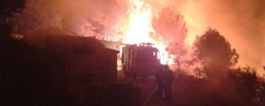 Un incendio calcina una casa por completo