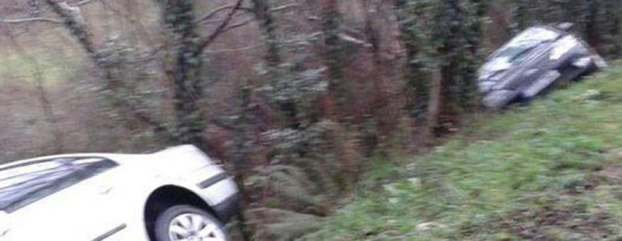 Una persona resulta herida al salirse de la vía dos coches en Cesuras