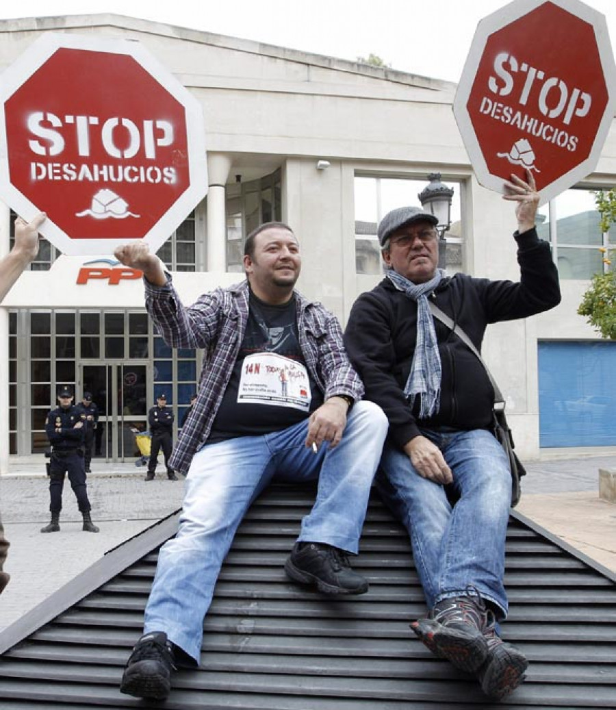 La firma de hipotecas en Galicia baja más de un 43%  en 2012, frente al 32% estatal