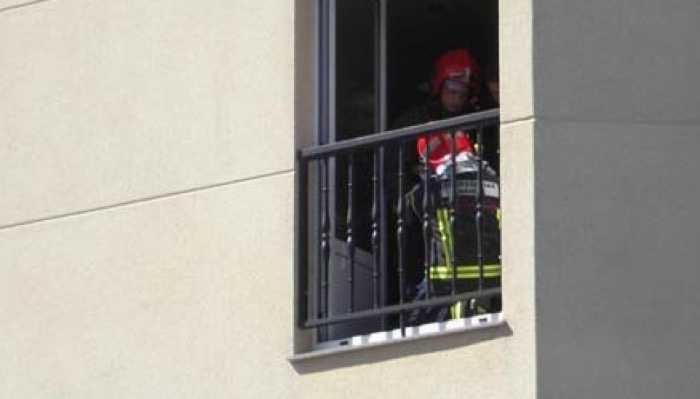 Emerxencias Narón rescata a un niño de dos años que quedó con la cabeza atrapada en un balcón