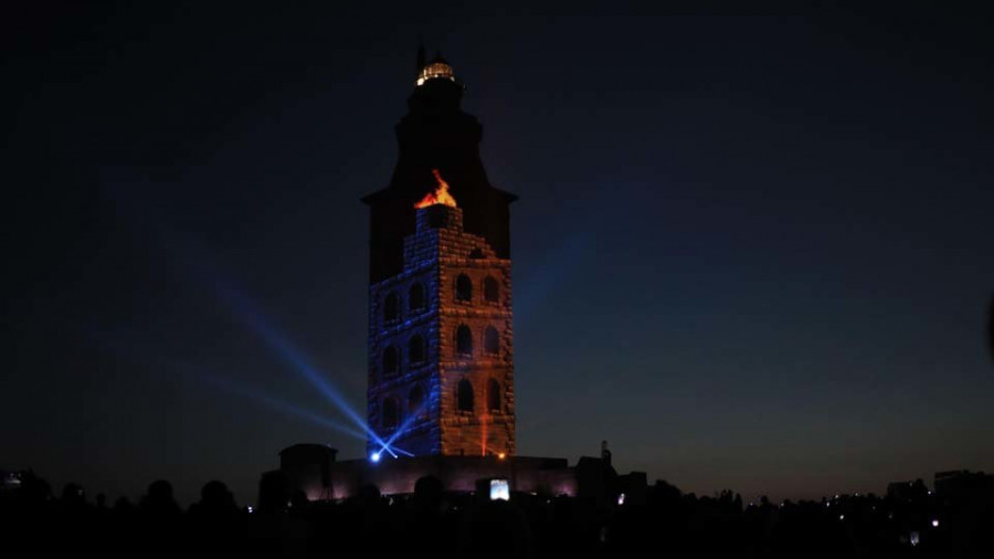 La Torre de Hércules celebra su décimo aniversario como patrimonio vestida de luz y color