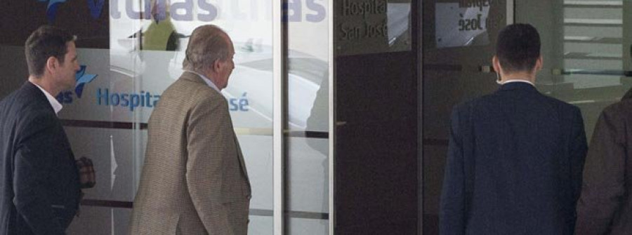 Don Juan Carlos se somete  a una revisión con un amigo traumatólogo de Vitoria